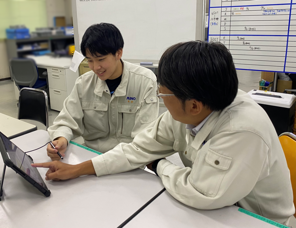 先輩社員の働く様子